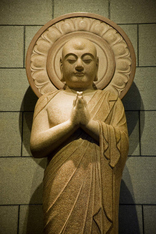 东方人,秃头,一个人,无人,和尚,站,闭眼,竖图,室内,白天,正面,雕塑,亚洲,仅一个男性,仅一个人,阴影,节日,艺术,装饰,反射,圆形,雕刻,雕像,图形,影子,圆,墙,几何,祝福,黄种人,文化,墙壁,墙面,虔诚,仅一个年轻男性,一个,工艺品,祈祷,双手合十,站着,健康,搭,许愿,宗教,佛教,信仰,单个,纪念,祈求,美术,搭着,数学,主题,感谢,合掌,陈列,袈裟,合十礼,合掌礼,合十,莲华合掌,感恩,功能,美学,释教,法衣,平安,男人,男性,年轻男性,亚洲人,光头,无发,比丘,高僧,僧,僧侣,僧人,沙弥,修行僧,闭眼睛,闭着眼,闭着眼睛,站立,半身,彩图,几何图形,平面图形,加沙,迦逻沙曳,迦沙,袈裟野,莲服,僧衣