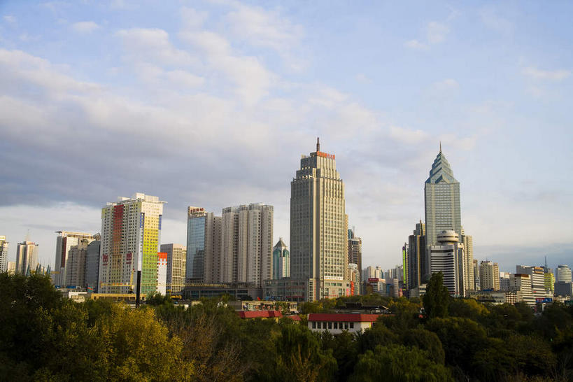 无人,高楼大厦,横图,室外,白天,仰视,度假,美景,树林,植物,窗户,城市风光,标志建筑,城市,大厦,地标,建筑,摩天大楼,中国,亚洲,一排,许多,阴影,整齐,光线,信息,影子,墙,景观,云,云朵,建筑群,很多,云彩,娱乐,建设,海报,玻璃窗,广告,墙壁,墙面,树,树木,排列,蓝色,绿色,白云,蓝天,天空,阳光,自然,天,享受,休闲,景色,放松,生长,晴朗,成长,队列,宣传,东亚,乌鲁木齐,新疆,首府,中华人民共和国,乌鲁木齐市,新疆维吾尔自治区,西北地区,晴空,彩图,低角度拍摄,大楼,高层建筑,高楼,摩天楼,天山区,招贴,新,新疆乌鲁木齐中天广场,中天广场