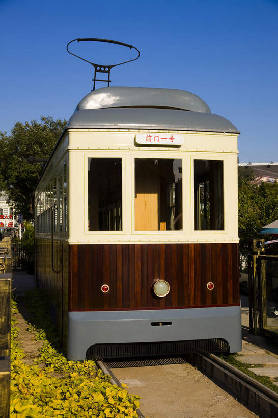 无人,竖图,室外,白天,正面,度假,美景,树林,植物,城市风光,城市,路,铁路,汽车,电车,北京,中国,亚洲,阴影,光线,影子,景观,轨道,交通,铁轨,首都,娱乐,车,树,树木,蓝色,绿色,蓝天,天空,阳光,自然,交通工具,天,一列,享受,休闲,景色,放松,运输,生长,晴朗,成长,有轨电车,载具,前门,东亚,万里无云,中华人民共和国,东城区,北京市,京,北平,华北地区,晴空,晴空万里,彩图,前门大街,正阳门