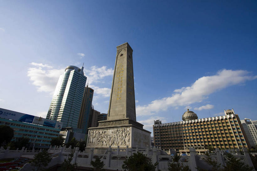 无人,公园,高楼大厦,栏杆,横图,室外,白天,仰视,度假,美景,树林,植物,窗户,城市风光,城市,大厦,建筑,摩天大楼,雕塑,中国,亚洲,一块,一排,许多,阴影,艺术,整齐,装饰,光线,雕刻,雕像,影子,墙,景观,云,云朵,纪念碑,围栏,很多,云彩,娱乐,护栏,石雕,石刻,玻璃窗,墙壁,墙面,树,树木,排列,蓝色,绿色,白云,蓝天,天空,阳光,自然,石碑,工艺品,天,享受,休闲,景色,放松,生长,晴朗,成长,纪念,美术,队列,主题,陈列,东亚,乌鲁木齐,新疆,首府,中华人民共和国,功能,美学,乌鲁木齐市,新疆维吾尔自治区,西北地区,晴空,彩图,低角度拍摄,大楼,高层建筑,高楼,摩天楼,天山区,新,同乐公园,乌鲁木齐人民公园,西公园