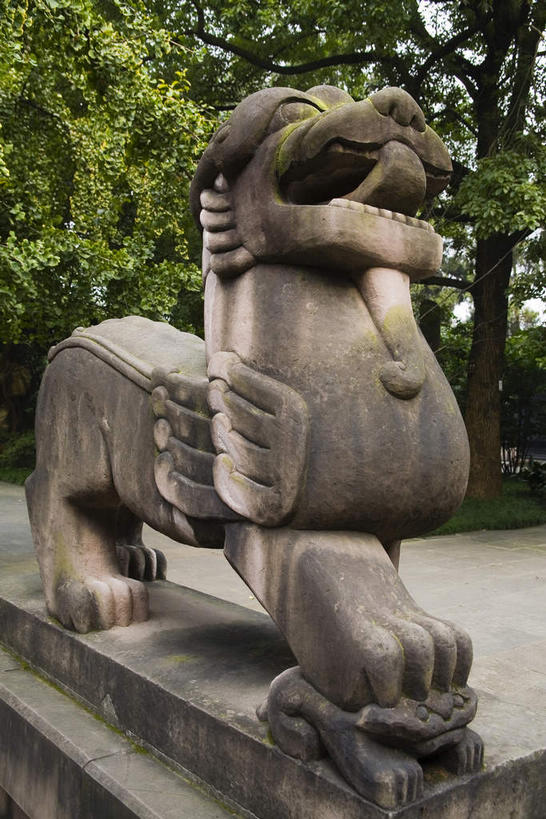 无人,站,竖图,室外,白天,正面,旅游,度假,名胜古迹,植物,标志建筑,地标,建筑,哺乳动物,野生动物,狮子,雕塑,中国,亚洲,阴影,辟邪,遗迹,艺术,装饰,光线,雕刻,雕像,影子,古迹,文化,文物,娱乐,建设,古建筑,石雕,树,树木,一个,绿色,阳光,自然,动物,工艺品,石狮,祈祷,站着,享受,休闲,健康,旅游胜地,放松,许愿,祠堂,四川省,生长,单个,成长,纪念,祈求,美术,主题,凶猛,陈列,祠庙,古文明,东亚,四川,成都,成都市,中华人民共和国,省会,西南地区,功能,美学,驱邪,祛邪,避邪,川,守护神,武侯祠,残暴,平安,凶残,站立,彩图,全身,君臣合祀祠庙