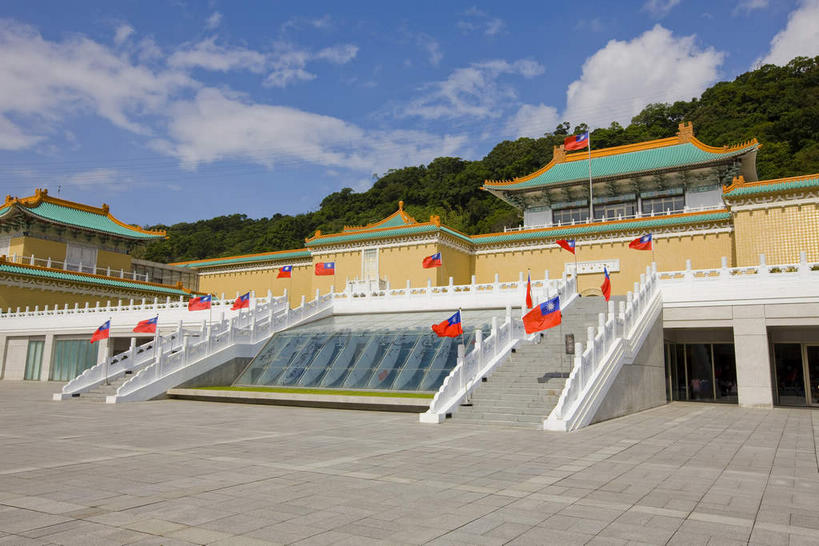 无人,宫殿,栏杆,横图,室外,白天,仰视,旅游,度假,名胜古迹,山,山脉,植物,楼梯,标志建筑,道路,地标,建筑,路,旗帜,台湾,中国,亚洲,一排,许多,阴影,遗迹,整齐,并列,并排,光线,扶手,瓦片,影子,阶梯,墙,屋顶,屋檐,山峰,云,云朵,小路,交通,山峦,很多,云彩,顶棚,古迹,文物,娱乐,旗子,建设,古建筑,护栏,檐,墙壁,墙面,台阶,树,树木,排列,红色,蓝色,绿色,白云,蓝天,天空,阳光,自然,群山,天,享受,休闲,旅游胜地,放松,生长,晴朗,成长,宫廷,队列,平行,古文明,东亚,台北,港澳台,中华人民共和国,省会,旌旗,旗号,台北市,台湾省,王宫,士林,士林区,台北故宫博物院,外双溪,中山博物院,晴空,彩图,低角度拍摄,皇宫,台