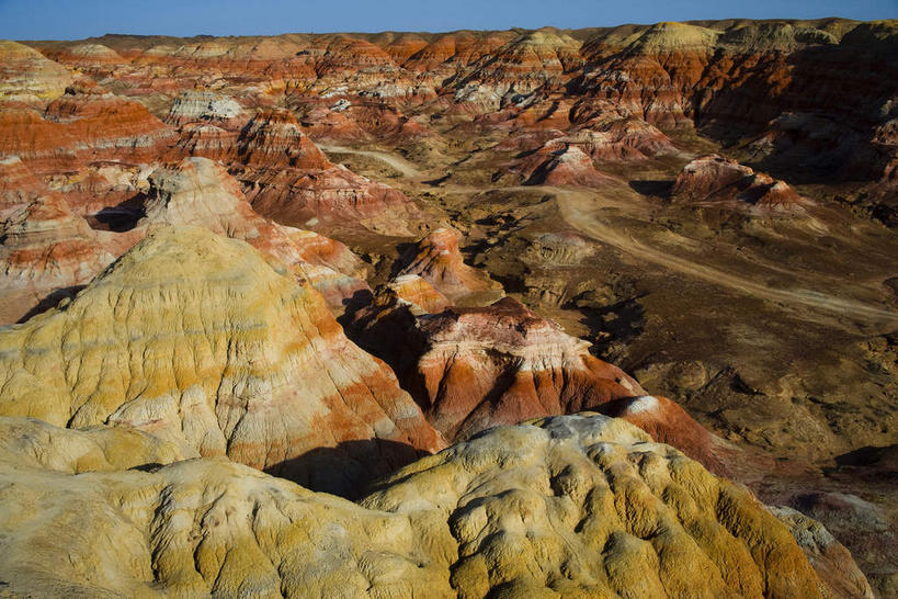 无人,横图,室外,白天,正面,旅游,度假,石头,美景,山,山脉,峡谷,中国,亚洲,阴影,光线,纹路,石子,纹理,影子,景观,山峰,悬崖,山谷,山峦,娱乐,蓝色,蓝天,天空,阳光,自然,群山,天,享受,休闲,景色,放松,晴朗,岩层,自然风光,东亚,新疆,万里无云,肌理,中华人民共和国,绝壁,新疆维吾尔自治区,西北地区,石块,岩石,晴空,晴空万里,彩图,准噶尔,准噶尔盆地,新,五彩湾,准噶尔盆地五彩城