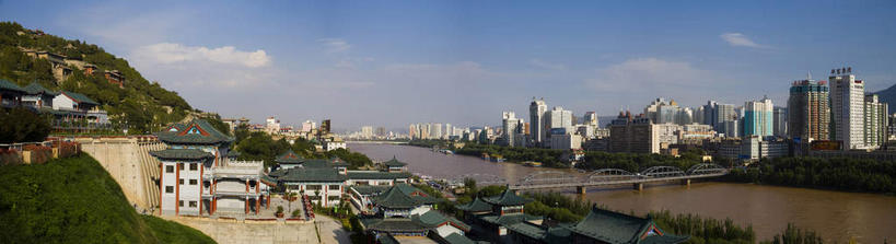 无人,家,横图,室外,白天,正面,旅游,度假,河流,水,植物,标志建筑,大桥,地标,建筑,桥梁,中国,亚洲,阴影,光线,瓦片,影子,房屋,屋顶,屋檐,屋子,河水,水流,云,云朵,桥,云彩,顶棚,娱乐,建设,楼房,檐,拱桥,住宅,树,树木,蓝色,绿色,白云,蓝天,天空,阳光,自然,天,享受,休闲,旅游胜地,放松,生长,晴朗,成长,悬索桥,东亚,甘肃,甘肃省,桁架拱桥,中华人民共和国,省会,西北地区,兰州,兰州市,甘,晴空,彩图,房子,黄河大桥,兰州银滩黄河大桥,银滩黄河大桥