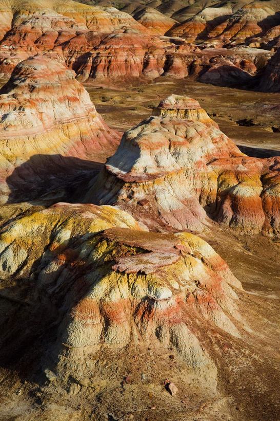 无人,竖图,俯视,室外,白天,旅游,度假,石头,美景,山,山脉,峡谷,中国,亚洲,阴影,光线,纹路,石子,纹理,影子,景观,山峰,悬崖,山谷,山峦,娱乐,阳光,自然,群山,享受,休闲,景色,放松,岩层,自然风光,东亚,新疆,肌理,中华人民共和国,绝壁,新疆维吾尔自治区,西北地区,石块,岩石,彩图,高角度拍摄,准噶尔,准噶尔盆地,新,五彩湾,准噶尔盆地五彩城