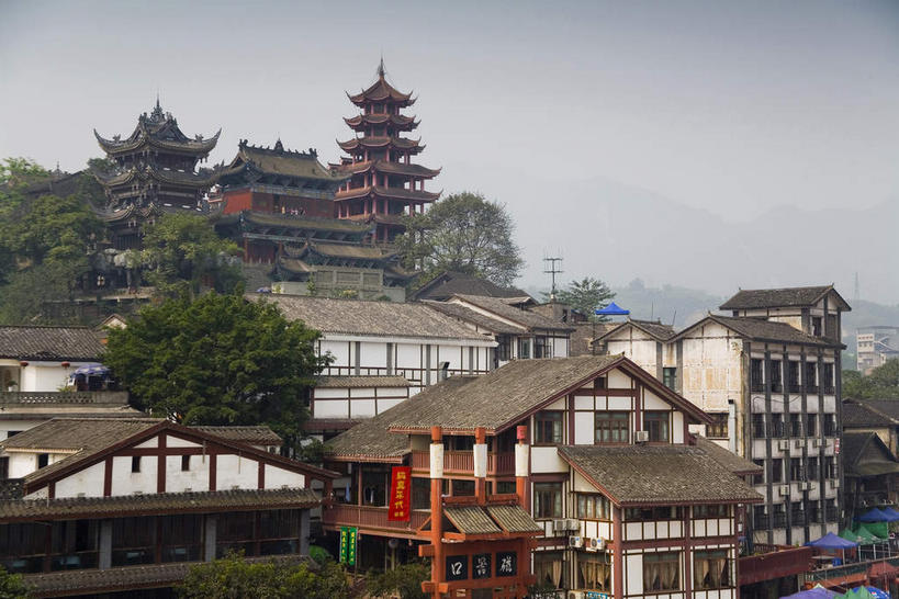 无人,家,横图,室外,白天,正面,旅游,度假,名胜古迹,植物,标志建筑,地标,建筑,重庆,中国,亚洲,阴影,遗迹,光线,瓦片,影子,房屋,屋顶,屋檐,屋子,云,云朵,塔,云彩,顶棚,古迹,文物,娱乐,建设,古建筑,楼房,檐,住宅,树,树木,蓝色,绿色,白云,蓝天,天空,阳光,自然,天,享受,休闲,旅游胜地,放松,生长,晴朗,成长,古文明,东亚,磁器口,中华人民共和国,西南地区,重庆市,渝,沙坪坝区,晴空,彩图,房子,磁器口古镇