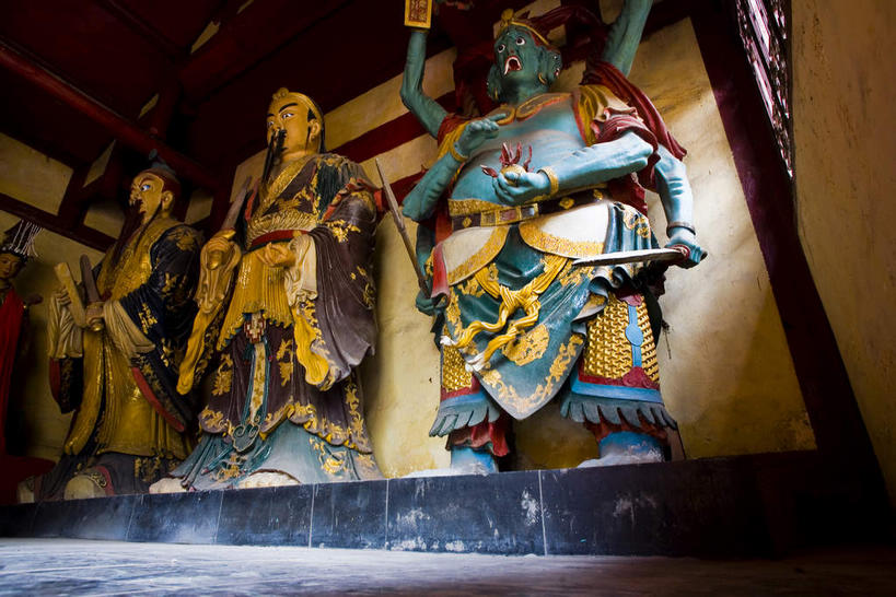 东方人,无人,三个人,寺庙,站,横图,室内,白天,仰视,旅游,度假,名胜古迹,标志建筑,地标,建筑,雕塑,重庆,中国,亚洲,服装,节日,遗迹,艺术,装饰,雕刻,雕像,墙,燃烧,黄种人,古迹,文化,文物,娱乐,建设,古建筑,墙壁,墙面,三个,衣服,香火,工艺品,庙宇,祈祷,站着,享受,休闲,健康,旅游胜地,放松,许愿,宗教,服饰,信仰,纪念,祈求,美术,衣着,穿着,主题,陈列,古文明,东亚,中华人民共和国,西南地区,功能,美学,重庆市,渝,丰都县,衣饰,平安,男人,男性,中年男性,亚洲人,站立,彩图,低角度拍摄,全身,庙,寺,丰都,丰都鬼城,酆都鬼城,鬼城,幽都