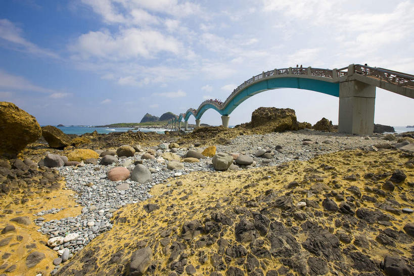 无人,横图,室外,白天,正面,旅游,度假,海浪,海洋,礁石,石头,美景,植物,大桥,桥梁,台湾,中国,亚洲,阴影,光线,石子,影子,景观,浪花,云,云朵,桥,云彩,娱乐,树,树木,蓝色,绿色,白云,蓝天,天空,阳光,自然,海水,天,享受,休闲,景色,放松,生长,晴朗,成长,自然风光,海景,东亚,跨线桥,台东县,三仙台,港澳台,中华人民共和国,台湾省,大海,风浪,海,海水的波动,礁,近岸浪,石块,岩石,涌浪,晴空,彩图,成功镇,台东,台