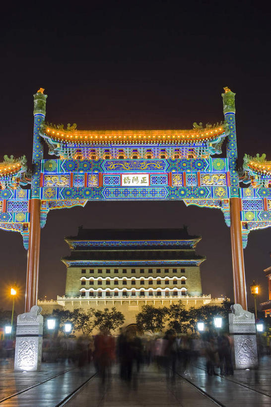 东方人,走,竖图,室外,夜晚,仰视,旅游,度假,树林,植物,窗户,标志建筑,道路,地标,建筑,路,路灯,照明,北京,中国,亚洲,两根,一排,许多,阴影,服装,朦胧,模糊,整齐,光线,标志,文字,影子,柱子,字符,墙,牌坊,牌楼,小路,灯光,交通,首都,很多,许多人,注视,休闲装,黄种人,文化,娱乐,标识,建设,城墙,玻璃窗,墙壁,墙面,石板路,灯,树,树木,排列,衣服,绿色,自然,观察,看,一群人,享受,休闲,休闲服,汉字,旅游胜地,放松,服饰,城楼,生长,成长,观看,纪念,坚硬,照亮,祭祀,察看,照明设备,队列,关注,中文,前门,表彰,防御,荣誉,东亚,中华人民共和国,东城区,北京市,京,北平,华北地区,相信,国文,华文,荣耀,门楼,坚固,信赖,信任,男人,男性,年轻男性,年轻女性,女人,女性,亚洲人,步行,散步,走路,半身,彩图,低角度拍摄,前门大街,正阳门,传统文化,信托