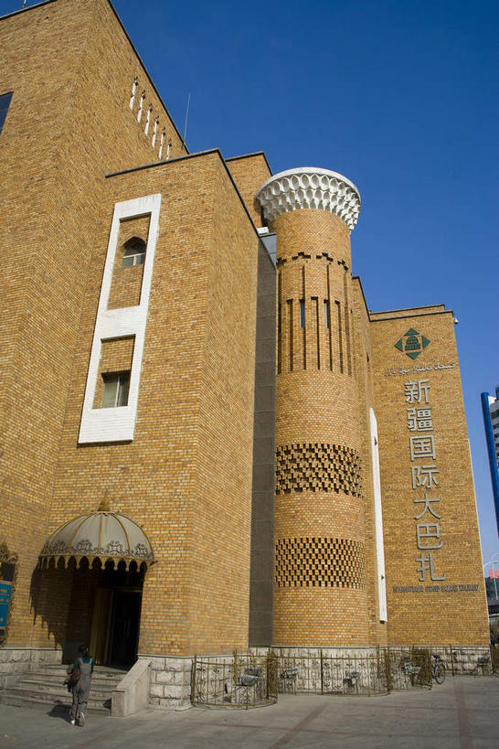 东方人,一个人,家,栏杆,走,竖图,室外,白天,仰视,度假,美景,窗户,楼梯,城市风光,城市,道路,路,中国,亚洲,仅一个年轻女性,仅一个女性,仅一个人,行人,阴影,服装,光线,标志,扶手,文字,影子,字符,房屋,阶梯,墙,屋子,景观,小路,塔,交通,休闲装,黄种人,娱乐,标识,护栏,楼房,路人,玻璃窗,墙壁,墙面,台阶,住宅,衣服,蓝色,蓝天,天空,阳光,天,享受,休闲,休闲服,汉字,景色,放松,服饰,晴朗,中文,东亚,乌鲁木齐,新疆,国际大巴扎,万里无云,首府,中华人民共和国,国文,华文,乌鲁木齐市,新疆维吾尔自治区,西北地区,大巴扎,过客,年轻女性,女人,女性,亚洲人,晴空,晴空万里,步行,散步,走路,彩图,低角度拍摄,全身,房子,二道桥,二道桥商业圈,天山区,新疆国际大巴扎,新