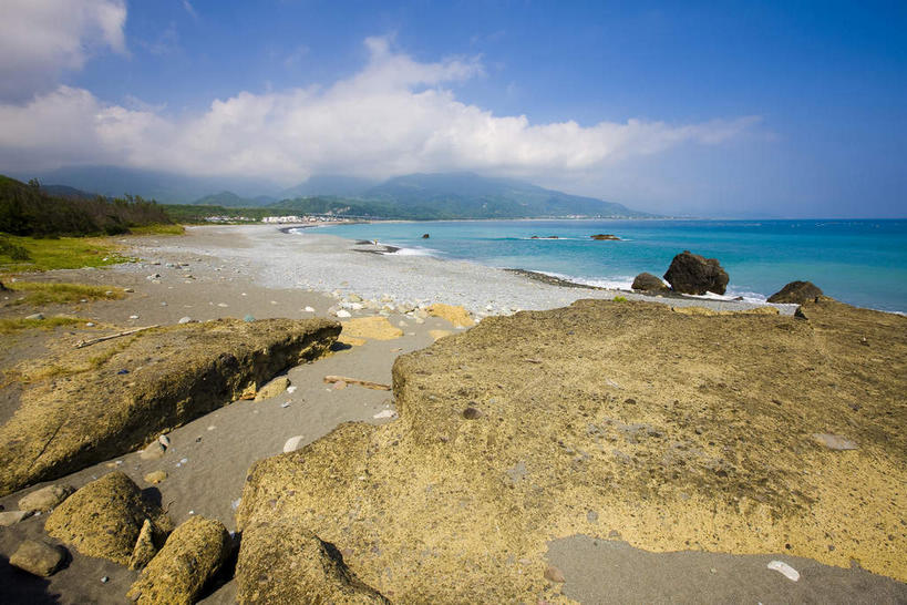 无人,横图,室外,白天,正面,旅游,度假,海浪,海洋,石头,美景,沙滩,山,山脉,树林,植物,台湾,中国,亚洲,许多,阴影,光线,沙子,石子,影子,海岸,景观,浪花,山峰,云,云朵,沙地,山峦,很多,云彩,娱乐,树,树木,蓝色,绿色,白云,蓝天,天空,阳光,自然,海水,群山,天,享受,休闲,景色,放松,生长,晴朗,成长,自然风光,海景,东亚,台东县,三仙台,港澳台,中华人民共和国,台湾省,大海,风浪,海,海水的波动,海滩,近岸浪,石块,岩石,涌浪,晴空,彩图,成功镇,台东,台