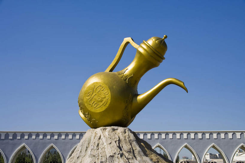 无人,横图,室外,白天,仰视,旅游,度假,标志建筑,地标,建筑,雕塑,中国,亚洲,一排,许多,阴影,艺术,整齐,装饰,光线,雕刻,雕像,壶,影子,墙,拱门,酒壶,很多,娱乐,建设,墙壁,墙面,排列,一个,蓝色,蓝天,天空,阳光,容器,工艺品,天,享受,休闲,金色,旅游胜地,放松,晴朗,单个,纪念,储藏,美术,储存,队列,主题,陈列,东亚,宁夏,银川,万里无云,首府,中华人民共和国,功能,美学,西北地区,银川市,宁夏回族自治区,宁,晴空,晴空万里,彩图,低角度拍摄,贮存,银川新月广场