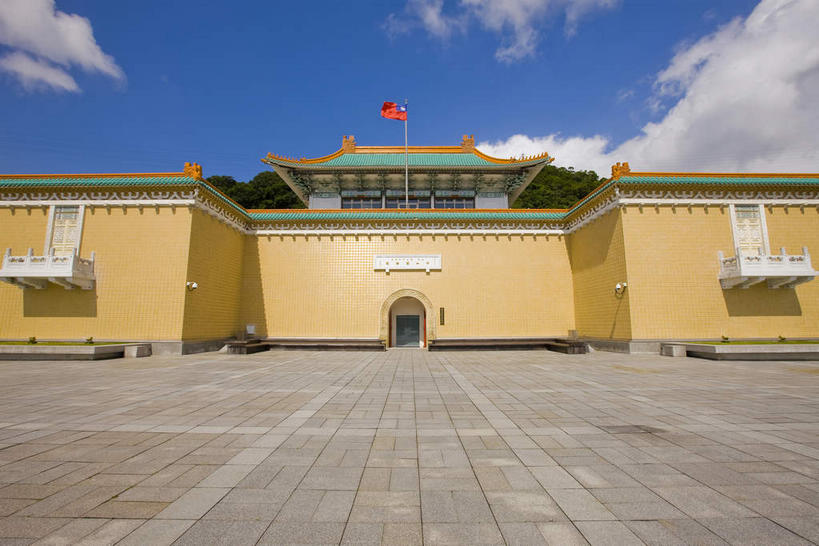 无人,博物馆,宫殿,栏杆,露台,横图,室外,白天,仰视,旅游,度假,名胜古迹,窗户,阳台,标志建筑,道路,地标,建筑,路,旗帜,国旗,台湾,中国,亚洲,一面,吊挂,悬挂,阴影,研究,遗迹,光线,旗杆,影子,墙,屋顶,云,云朵,拱门,围栏,小路,交通,教育,挂,云彩,顶棚,古迹,文物,娱乐,建设,古建筑,护栏,五星红旗,玻璃窗,墙壁,墙面,石板路,蓝色,白云,蓝天,天空,阳光,天,享受,休闲,旅游胜地,放松,晴朗,展览,宫廷,欣赏,陈列,中国国旗,古文明,东亚,台北,港澳台,中华人民共和国,省会,台北市,台湾省,王宫,典藏,士林,士林区,台北故宫博物院,外双溪,中山博物院,旗,晴空,彩图,低角度拍摄,皇宫,露天阳台,红地五星旗,中华人民共和国国旗,台,国立故宫博物院,台北故宫