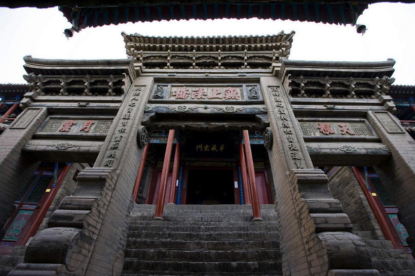 无人,寺庙,横图,室外,白天,仰视,旅游,度假,名胜古迹,楼梯,标志建筑,地标,建筑,中国,亚洲,许多,节日,遗迹,标志,瓦片,文字,柱子,字符,阶梯,墙,屋檐,乌云,云,阴天,云朵,褐色,很多,燃烧,云彩,古迹,文化,文物,娱乐,标识,建设,古建筑,檐,墙壁,墙面,台阶,天空,香火,庙宇,天,祈祷,享受,休闲,健康,汉字,旅游胜地,放松,许愿,宗教,信仰,纪念,祈求,昏暗,阴沉,中文,古文明,东亚,宁夏,高庙,中卫,中华人民共和国,国文,华文,西北地区,宁夏回族自治区,宁,中卫市,平安,彩图,低角度拍摄,庙,寺,飞檐