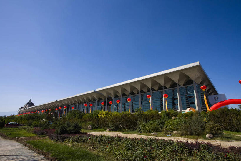 无人,横图,室外,白天,仰视,度假,美景,窗户,门,城市风光,城市,道路,路,公路,中国,亚洲,一排,许多,阴影,漂浮,整齐,装饰,光线,影子,柱子,塑料,墙,景观,交通,很多,娱乐,玻璃窗,墙壁,墙面,排列,黄色,红色,蓝色,蓝天,天空,阳光,气球,塑料制品,门框,天,享受,休闲,橡胶,景色,放松,晴朗,华丽,修饰,漂流,点缀,队列,橡胶制品,东亚,宁夏,银川,万里无云,首府,中华人民共和国,衬托,美观,雅致,雅观,流浪,西北地区,银川市,宁夏回族自治区,宁,流落,流散,漂泊,飘泊,飘流,晴空,晴空万里,马路,彩图,低角度拍摄,金凤区,银川国际会展中心