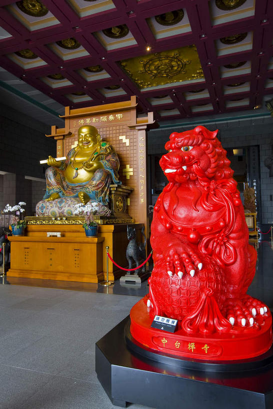 东方人,一个人,无人,寺庙,栏杆,坐,笑,微笑,露齿笑,竖图,室内,白天,仰视,旅游,度假,幸福,名胜古迹,天花板,标志建筑,地标,建筑,雕塑,台湾,中国,亚洲,仅一个男性,仅一个人,仅一个中年男性,阴影,节日,遗迹,艺术,装饰,反射,雕刻,雕像,香炉,影子,墙,围栏,注视,黄种人,古迹,文化,文物,娱乐,建设,古建筑,弥勒佛,护栏,墙壁,墙面,两个,一只,红色,工艺品,庙宇,观察,看,祈祷,享受,休闲,健康,旅游胜地,放松,许愿,宗教,佛教,信仰,观看,纪念,麒麟,祈求,美术,祭奠,祭祀,吉祥,察看,关注,主题,祭坛,陈列,古文明,东亚,袈裟,南投县,港澳台,中华人民共和国,功能,美学,长寿,布袋和尚,布袋神,弥勒,弥勒菩萨,灵兽,台湾省,释教,太平,敬拜,法衣,南投,平安,男人,男性,中年男性,亚洲人,坐着,彩图,低角度拍摄,全身,庙,寺,祥兽,加沙,迦逻沙曳,迦沙,袈裟野,莲服,僧衣,台,大肚弥勒佛,大肚弥来佛,埔里镇,中台禅寺