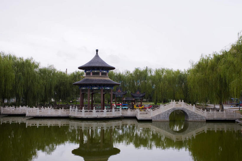 东方人,寺庙,栏杆,走,横图,室外,白天,正面,旅游,度假,湖,湖泊,名胜古迹,树林,水,植物,标志建筑,地标,建筑,桥梁,中国,亚洲,行人,服装,节日,遗迹,柱子,亭子,湖面,水流,水面,围栏,桥,许多人,燃烧,注视,休闲装,黄种人,古迹,文化,文物,娱乐,建设,古建筑,石桥,护栏,路人,拱桥,树,树木,衣服,绿色,倒影,天空,自然,香火,凉亭,庙宇,湖水,天,观察,看,祈祷,一群人,享受,休闲,健康,休闲服,旅游胜地,放松,许愿,宗教,服饰,信仰,拱形,生长,成长,观看,纪念,人行桥,石拱桥,祈求,察看,倒映,关注,古文明,东亚,宁夏,高庙,中卫,中华人民共和国,西北地区,宁夏回族自治区,宁,中卫市,反照,过客,平安,男人,男性,年轻男性,年轻女性,女人,女性,亚洲人,步行,散步,走路,半身,彩图,庙,寺