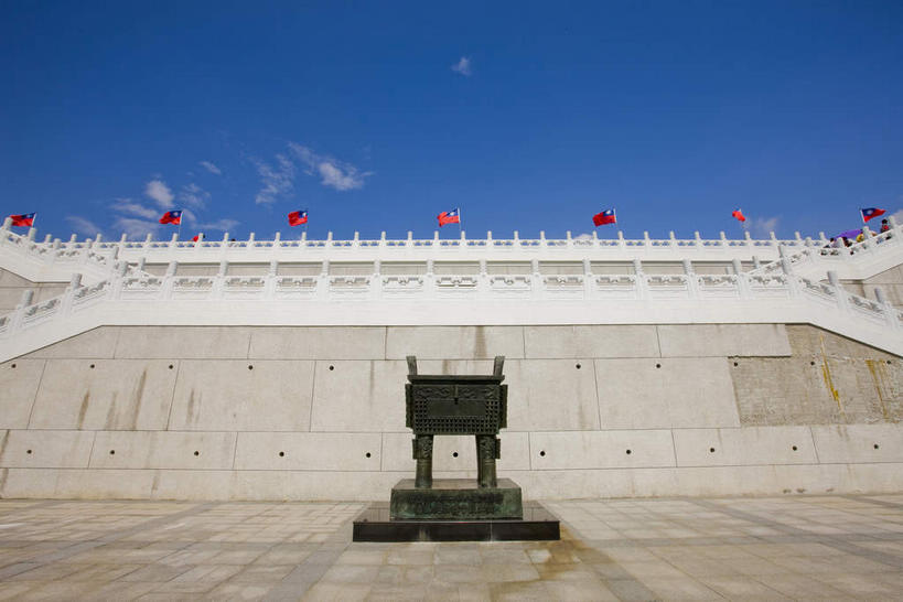 无人,博物馆,宫殿,栏杆,横图,室外,白天,仰视,旅游,度假,标志建筑,道路,地标,建筑,路,旗帜,台湾,中国,亚洲,一排,许多,阴影,研究,整齐,光线,旗杆,香炉,影子,墙,云,云朵,围栏,小路,交通,很多,教育,云彩,娱乐,旗子,建设,护栏,墙壁,墙面,石板路,排列,红色,蓝色,白云,蓝天,天空,阳光,天,祈祷,享受,休闲,旅游胜地,放松,许愿,宗教,信仰,晴朗,展览,祈求,祭奠,祭祀,宫廷,队列,欣赏,祭坛,陈列,东亚,台北,港澳台,中华人民共和国,省会,旗号,台北市,台湾省,王宫,敬拜,典藏,士林,士林区,台北故宫博物院,外双溪,中山博物院,晴空,彩图,低角度拍摄,皇宫,台,国立故宫博物院,台北故宫