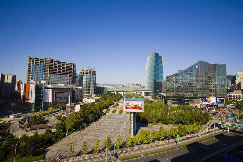 无人,高楼大厦,横图,室外,白天,仰视,度假,美景,植物,窗户,落地窗,城市风光,城市,大厦,道路,建筑,路,摩天大楼,公路,北京,中国,亚洲,一排,许多,整齐,并列,并排,信息,英文,标志,文字,字符,字母,景观,交通,首都,很多,娱乐,标识,建设,海报,玻璃窗,广告,树,树木,排列,蓝色,绿色,倒影,蓝天,天空,自然,天,享受,休闲,汉字,景色,放松,生长,晴朗,成长,英文字母,倒映,队列,中文,宣传,平行,玻璃幕墙,东亚,海淀区,中关村,万里无云,中华人民共和国,北京市,京,北平,华北地区,国文,华文,反照,晴空,晴空万里,马路,彩图,低角度拍摄,大楼,高层建筑,高楼,摩天楼,招贴,国家自主创新示范区,中关村科技园,中关村E世界,中关村西区