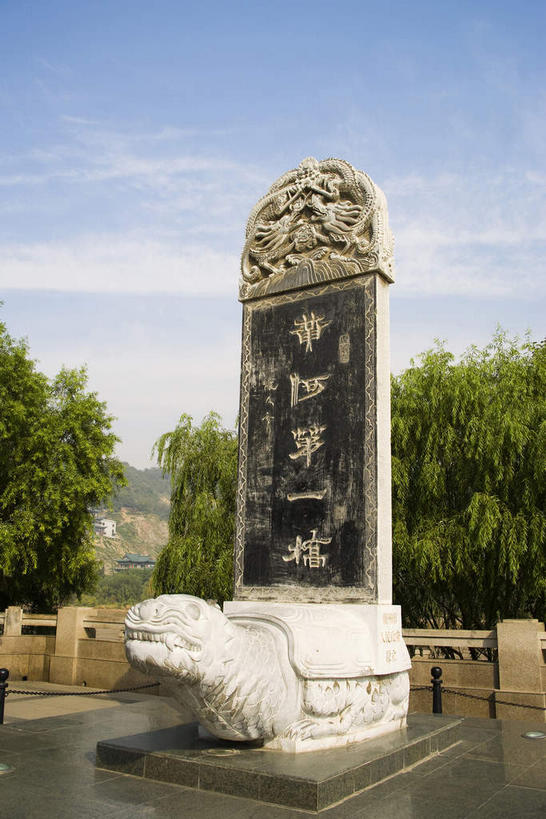 无人,栏杆,竖图,室外,白天,仰视,度假,美景,树林,植物,城市风光,城市,大桥,桥梁,雕塑,中国,亚洲,阴影,艺术,装饰,光线,标志,雕刻,雕像,文字,影子,字符,景观,云,云朵,围栏,桥,云彩,娱乐,标识,护栏,石雕,石刻,铁桥,树,树木,蓝色,绿色,白云,蓝天,天空,阳光,自然,石碑,工艺品,天,享受,休闲,汉字,景色,放松,生长,晴朗,成长,纪念,美术,中文,主题,陈列,东亚,甘肃,甘肃省,中华人民共和国,省会,功能,美学,国文,华文,西北地区,兰州,兰州市,甘,晴空,彩图,低角度拍摄,黄河铁桥,兰州黄河铁桥,兰州中山桥,天下黄河第一桥,中山桥,龟驼碑