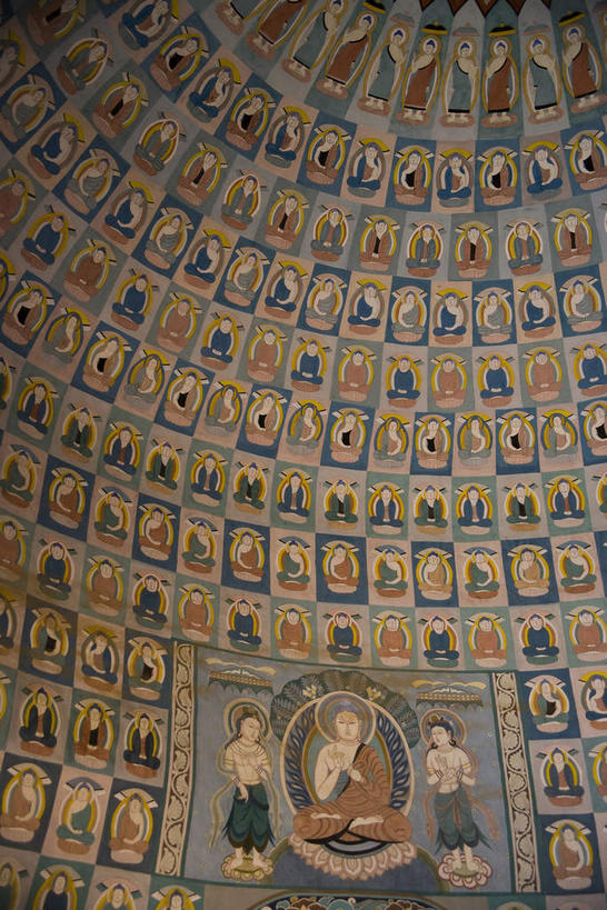 东方人,无人,站,坐,竖图,室内,白天,仰视,旅游,度假,绘画,标志建筑,地标,建筑,中国,亚洲,阴影,节日,艺术,装饰,反射,影子,墙,许多人,注视,黄种人,文化,娱乐,建设,壁画,墙壁,墙面,观察,看,祈祷,站着,一群人,享受,休闲,墓地,健康,旅游胜地,放松,许愿,宗教,佛教,信仰,观看,纪念,华丽,修饰,祈求,点缀,察看,坟墓,陵墓,关注,坟场,东亚,菩萨,吐鲁番,新疆,袈裟,中华人民共和国,衬托,美观,雅致,雅观,新疆维吾尔自治区,西北地区,释教,法衣,平安,男人,男性,年轻男性,亚洲人,画画,站立,坐着,半身,彩图,低角度拍摄,火洲,吐鲁番地区,加沙,迦逻沙曳,迦沙,袈裟野,莲服,僧衣,新,阿斯塔那古墓群