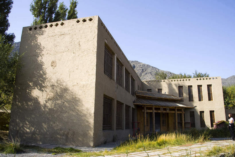 无人,家,横图,室外,白天,仰视,度假,美景,山,山脉,树林,植物,窗户,门,城市风光,城市,中国,亚洲,一排,许多,阴影,整齐,光线,影子,柱子,房屋,墙,屋子,景观,山峰,山峦,很多,娱乐,楼房,玻璃窗,墙壁,墙面,住宅,树,树木,排列,蓝色,绿色,蓝天,天空,阳光,自然,门框,群山,天,享受,休闲,景色,放松,生长,晴朗,成长,队列,东亚,乌鲁木齐,新疆,万里无云,首府,中华人民共和国,乌鲁木齐市,新疆维吾尔自治区,西北地区,晴空,晴空万里,彩图,低角度拍摄,房子,新,达坂城,达坂城区