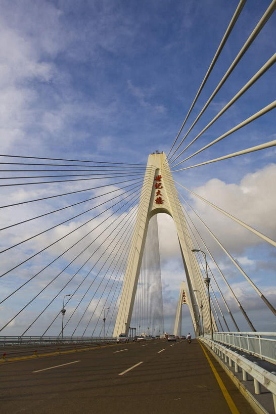无人,竖图,室外,白天,消失点,仰视,旅游,度假,标志建筑,大桥,道路,地标,建筑,路,桥梁,公路,中国,亚洲,阴影,光线,影子,云,云朵,斜拉桥,桥,分界线,停车线,交通,云彩,娱乐,建设,海南,蓝色,白云,蓝天,天空,阳光,天,享受,休闲,旅游胜地,放松,海南省,晴朗,车行道,车行道分界线,标线,东亚,车行线,中华人民共和国,华南地区,省会,海口,海口市,琼,斜张桥,晴空,马路,彩图,低角度拍摄,没影点,灭点,海口世纪大桥,世纪大桥