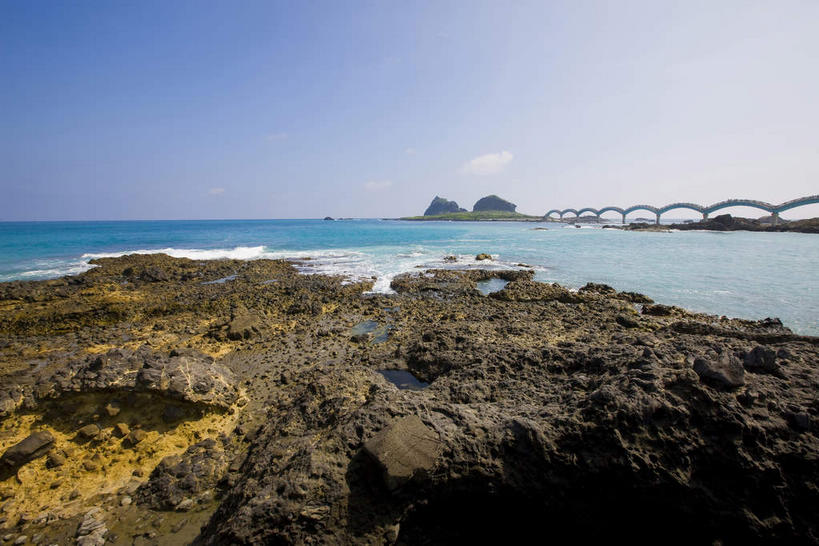 无人,横图,室外,白天,正面,旅游,度假,海浪,海洋,礁石,石头,美景,植物,大桥,桥梁,台湾,中国,亚洲,阴影,光线,石子,影子,景观,浪花,云,云朵,桥,云彩,娱乐,树,树木,蓝色,绿色,白云,蓝天,天空,阳光,自然,海水,天,享受,休闲,景色,放松,生长,晴朗,成长,自然风光,海景,东亚,跨线桥,台东县,三仙台,港澳台,中华人民共和国,台湾省,大海,风浪,海,海水的波动,礁,近岸浪,石块,岩石,涌浪,晴空,彩图,成功镇,台东,台