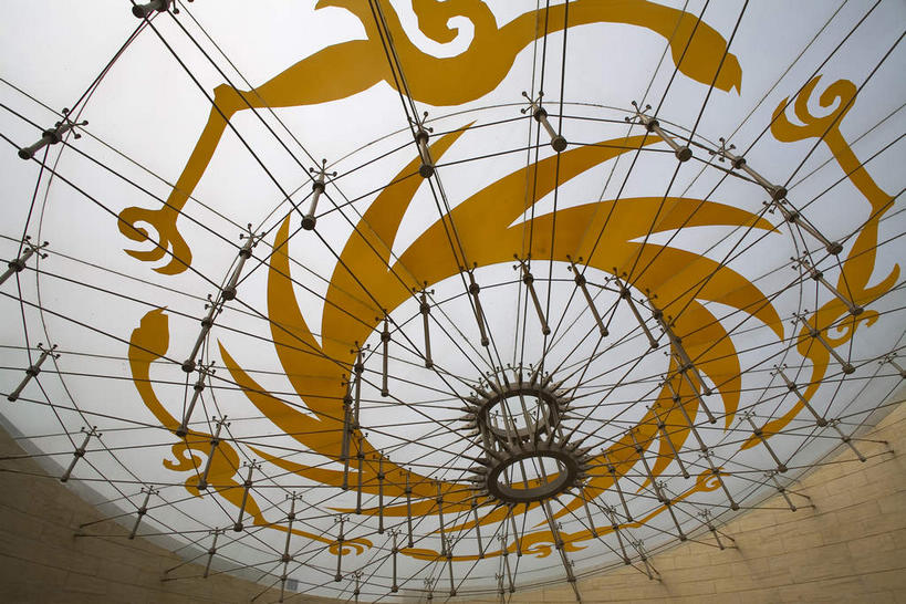 无人,横图,室外,白天,仰视,旅游,度假,名胜古迹,标志建筑,地标,建筑,雕塑,中国,亚洲,遗迹,艺术,装饰,环绕,围绕,雕刻,雕像,墙,环抱,古迹,文物,娱乐,建设,古建筑,废墟,架子,墙壁,墙面,工艺品,享受,休闲,旅游胜地,放松,四川省,纪念,支撑,美术,固定,主题,陈列,古文明,东亚,四川,成都,成都市,中华人民共和国,省会,西南地区,功能,美学,川,萦绕,青羊区,彩图,低角度拍摄,金沙遗址