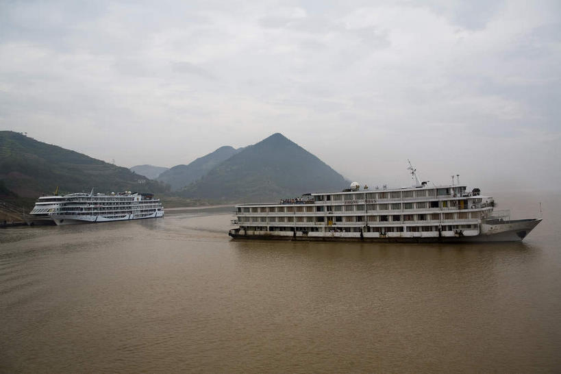 无人,横图,室外,白天,正面,旅游,度假,河流,石头,美景,山,山脉,水,峡谷,植物,轮船,船,长江三峡,重庆,中国,亚洲,一艘,波纹,飞溅,溅,石子,液体,河水,景观,山峰,水滴,水流,乌云,云,阴天,云朵,山谷,山峦,云彩,娱乐,水珠,树,树木,绿色,水纹,天空,自然,船尾波,交通工具,波浪,群山,天,享受,休闲,景色,放松,生长,成长,昏暗,阴沉,岩层,喷洒,自然风光,载具,东亚,湖北,湖北省,中华人民共和国,西南地区,重庆市,渝,奉节县,巫山县,华中地区,鄂,宜昌,宜昌市,恩施,恩施州,恩施土家族苗族自治州,巴东县,石块,岩石,彩图,白帝城,南津关,秭归,秭归县