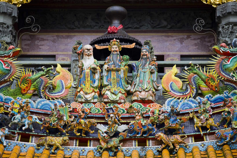 东方人,无人,三个人,宫殿,站,横图,室外,白天,仰视,旅游,度假,名胜古迹,标志建筑,地标,建筑,雕塑,台湾,中国,亚洲,阴影,服装,遗迹,艺术,装饰,光线,纹路,雕刻,雕像,纹理,影子,黄种人,古迹,文物,娱乐,建设,古建筑,衣服,阳光,工艺品,站着,享受,休闲,旅游胜地,放松,服饰,纪念,美术,宫廷,衣着,穿着,主题,陈列,古文明,东亚,嘉义,阿里山国家风景区,阿里山,肌理,港澳台,中华人民共和国,功能,美学,台湾省,嘉义市,王宫,衣饰,男人,男性,中年男性,亚洲人,站立,彩图,低角度拍摄,全身,皇宫,台,受镇宫