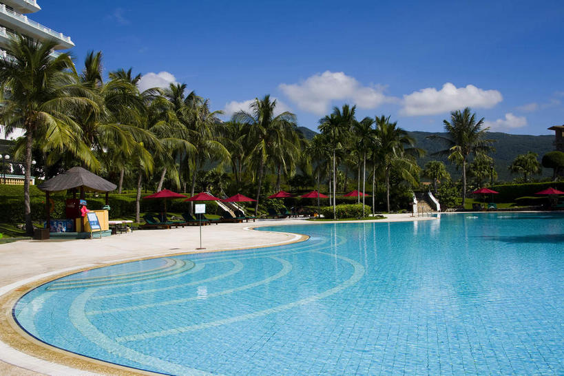 无人,游泳池,宾馆,横图,室外,白天,正面,旅游,度假,水,植物,标志建筑,地标,建筑,酒店,棕榈树,叶子,三亚,中国,亚洲,阴影,光线,影子,柱子,水池,水面,云,云朵,绿叶,海湾,云彩,娱乐,建设,泳池,树,树木,海南,蓝色,绿色,白云,倒影,蓝天,天空,阳光,自然,天,享受,休闲,嫩叶,旅游胜地,放松,海南省,生长,晴朗,成长,酒家,旅社,倒映,东亚,棕榈叶,三亚市,中华人民共和国,华南地区,琼,反照,叶,叶片,晴空,棕树,棕榈,彩图,客店,客栈,旅店,旅馆,亚龙湾,商旅,亚龙湾国家旅游度假区,三亚凯莱度假酒店