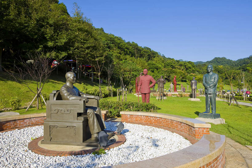 东方人,一个人,无人,站,坐,横图,室外,白天,正面,度假,草地,草坪,美景,植物,城市风光,城市,椅子,雕塑,台湾,中国,亚洲,仅一个男性,仅一个人,一排,许多,阴影,服装,艺术,整齐,装饰,并列,并排,光线,雕刻,雕像,影子,木椅,景观,很多,黄种人,娱乐,草,树,树木,排列,衣服,蓝色,绿色,蓝天,天空,阳光,自然,工艺品,天,站着,仅一个老年男性,享受,休闲,景色,放松,服饰,生长,晴朗,成长,纪念,美术,蒋介石,衣着,总统,穿着,队列,主题,平行,陈列,东亚,桃园县,万里无云,港澳台,中华人民共和国,功能,美学,台湾省,衣饰,老年男性,男人,男性,亚洲人,晴空,晴空万里,站立,坐着,彩图,全身,桃园,校长,台,委员长,志清,瑞元,蒋中正