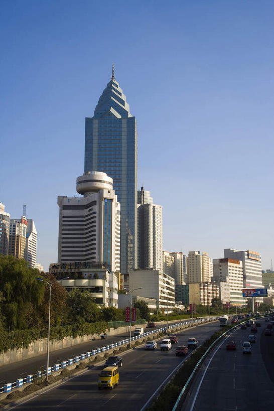 无人,高楼大厦,栏杆,竖图,室外,白天,仰视,度假,美景,树林,植物,窗户,落地窗,城市风光,标志建筑,城市,大厦,道路,地标,建筑,路,路灯,摩天大楼,公路,汽车,照明,中国,亚洲,一排,许多,阴影,整齐,并列,并排,光线,影子,景观,围栏,灯光,交通,很多,娱乐,建设,护栏,玻璃窗,车,灯,树,树木,排列,蓝色,绿色,蓝天,天空,阳光,自然,交通工具,轿车,天,享受,休闲,景色,放松,生长,晴朗,成长,照亮,照明设备,队列,载具,平行,玻璃幕墙,东亚,乌鲁木齐,新疆,万里无云,首府,中华人民共和国,乌鲁木齐市,新疆维吾尔自治区,西北地区,晴空,晴空万里,马路,彩图,低角度拍摄,大楼,高层建筑,高楼,摩天楼,天山区,新,乌鲁木齐假日大酒店,新疆乌鲁木齐中天广场,中天广场