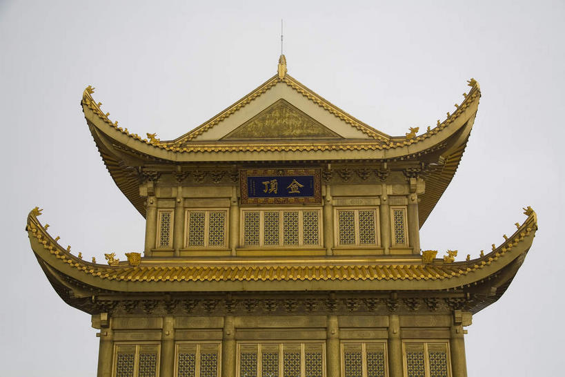 无人,寺庙,横图,室外,白天,仰视,旅游,度假,名胜古迹,窗户,标志建筑,地标,建筑,雕塑,峨眉山,中国,亚洲,一块,吊挂,悬挂,节日,遗迹,艺术,装饰,标志,雕刻,牌匾,瓦片,文字,字符,屋檐,乌云,云,阴天,云朵,挂,云彩,古迹,文化,文物,娱乐,标识,建设,古建筑,金顶,檐,玻璃窗,天空,工艺品,庙宇,天,祈祷,享受,休闲,健康,金色,汉字,旅游胜地,放松,许愿,宗教,佛教,信仰,四川省,纪念,祈求,美术,昏暗,阴沉,中文,主题,陈列,古文明,东亚,四川,中华人民共和国,西南地区,功能,美学,国文,华文,川,释教,平安,彩图,低角度拍摄,庙,寺,峨眉,峨眉山金顶,峨眉山市,飞檐