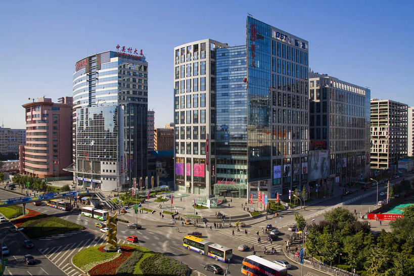 无人,高楼大厦,横图,俯视,室外,白天,度假,美景,树林,植物,窗户,落地窗,城市风光,城市,大厦,道路,建筑,路,摩天大楼,公路,公共汽车,北京,中国,亚洲,一排,许多,阴影,整齐,并列,并排,光线,英文,标志,文字,影子,字符,字母,景观,巴士,公交车,交通,首都,很多,娱乐,标识,建设,玻璃窗,车,树,树木,排列,蓝色,绿色,倒影,蓝天,天空,阳光,自然,交通工具,轿车,天,享受,休闲,汉字,景色,放松,生长,晴朗,成长,英文字母,倒映,队列,中文,载具,平行,玻璃幕墙,东亚,海淀区,中关村,万里无云,中华人民共和国,北京市,京,北平,华北地区,国文,华文,反照,晴空,晴空万里,马路,彩图,高角度拍摄,大楼,高层建筑,高楼,摩天楼,Gate新中关购物中心,中关村大厦