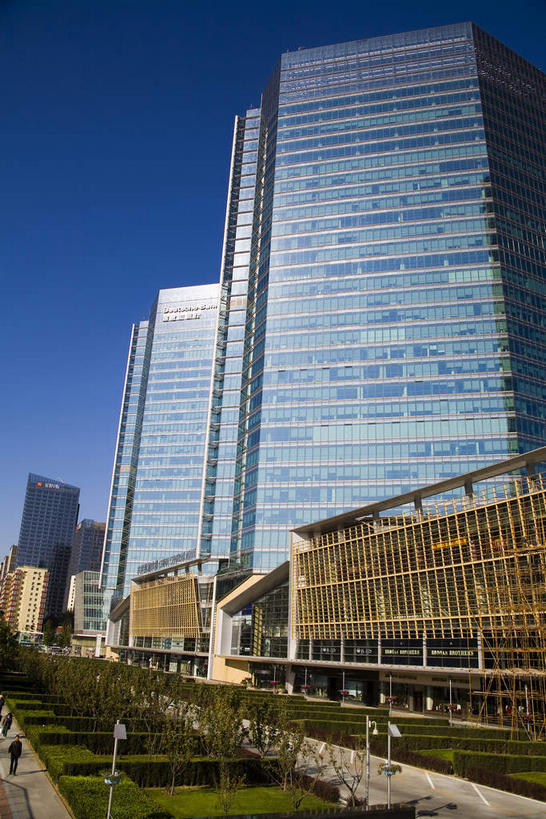 东方人,高楼大厦,走,竖图,室外,白天,仰视,度假,草地,草坪,美景,树林,植物,窗户,落地窗,城市风光,城市,大厦,道路,建筑,路,路灯,摩天大楼,公路,照明,北京,中国,亚洲,一排,许多,行人,阴影,服装,整齐,并列,并排,光线,影子,景观,灯光,交通,首都,很多,许多人,注视,休闲装,黄种人,娱乐,建设,路人,玻璃窗,灯,草,树,树木,排列,衣服,蓝色,绿色,蓝天,天空,阳光,自然,天,观察,看,一群人,享受,休闲,休闲服,景色,放松,服饰,生长,晴朗,成长,观看,照亮,察看,照明设备,队列,关注,平行,玻璃幕墙,长安街,东亚,万里无云,中华人民共和国,北京市,京,北平,华北地区,过客,男人,男性,年轻男性,年轻女性,女人,女性,亚洲人,晴空,晴空万里,马路,步行,散步,走路,半身,彩图,低角度拍摄,大楼,高层建筑,高楼,摩天楼,神州第一街,北京华贸中心,华贸中心