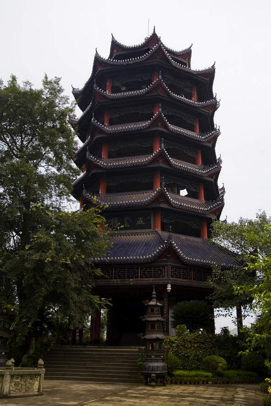 无人,竖图,室外,白天,仰视,旅游,度假,树林,植物,楼梯,标志建筑,道路,地标,建筑,路,重庆,中国,亚洲,一排,许多,整齐,瓦片,香炉,柱子,阶梯,屋檐,乌云,云,阴天,云朵,小路,塔,交通,很多,云彩,娱乐,建设,檐,石板路,台阶,树,树木,排列,绿色,天空,自然,天,祈祷,享受,休闲,旅游胜地,放松,许愿,宗教,信仰,生长,成长,祈求,祭奠,祭祀,昏暗,阴沉,队列,祭坛,东亚,中华人民共和国,西南地区,重庆市,渝,丰都县,敬拜,山城,彩图,低角度拍摄,丰都,丰都鬼城,酆都鬼城,鬼城,幽都,飞檐