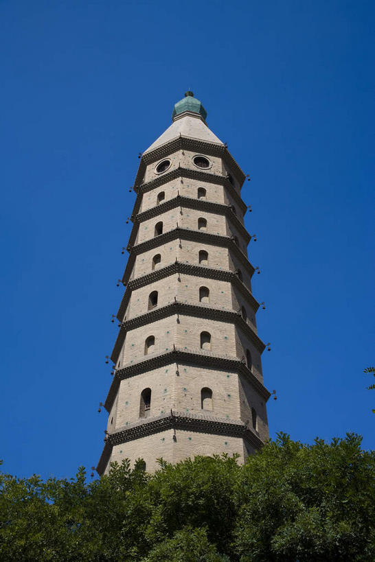 无人,竖图,室外,白天,仰视,旅游,度假,名胜古迹,树林,植物,窗户,标志建筑,地标,建筑,中国,亚洲,一排,许多,阴影,遗迹,整齐,光线,影子,墙,屋顶,塔,很多,顶棚,古迹,文物,娱乐,建设,古建筑,宝塔,佛塔,玻璃窗,墙壁,墙面,树,树木,排列,蓝色,绿色,蓝天,天空,阳光,自然,天,享受,休闲,旅游胜地,放松,生长,晴朗,成长,队列,古文明,东亚,宁夏,银川,万里无云,首府,中华人民共和国,西北地区,银川市,宁夏回族自治区,宁,浮图,浮屠,晴空,晴空万里,彩图,低角度拍摄,塔婆,浮图塔,浮头,佛图,承天寺塔,兴庆,兴庆区