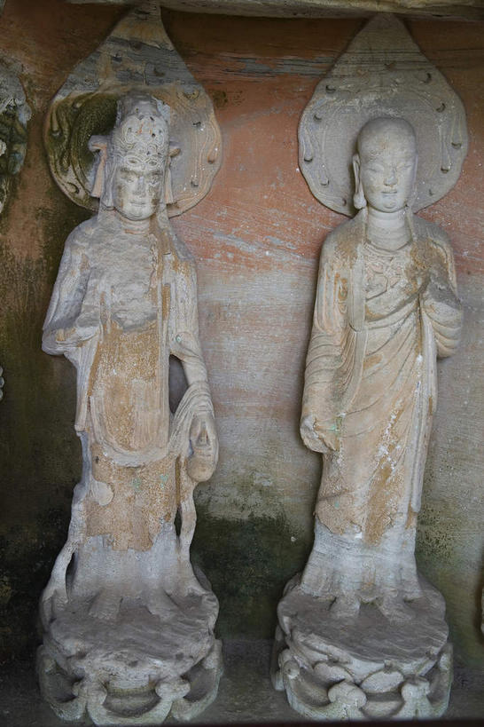 东方人,秃头,无人,两个人,和尚,站,竖图,室外,白天,正面,旅游,度假,标志建筑,地标,建筑,帽子,雕塑,重庆,中国,亚洲,阴影,节日,艺术,装饰,反射,雕刻,雕像,影子,墙,黄种人,文化,娱乐,建设,石雕,墙壁,墙面,两个,工艺品,祈祷,站着,享受,休闲,健康,旅游胜地,放松,搭,许愿,宗教,信仰,纪念,祈求,美术,搭着,主题,陈列,东亚,大足石刻,袈裟,大足县,中华人民共和国,西南地区,功能,美学,重庆市,渝,法衣,大足,大足区,山城,平安,男人,男性,年轻男性,亚洲人,光头,无发,比丘,高僧,僧,僧侣,僧人,沙弥,修行僧,站立,彩图,全身,加沙,迦逻沙曳,迦沙,袈裟野,莲服,僧衣