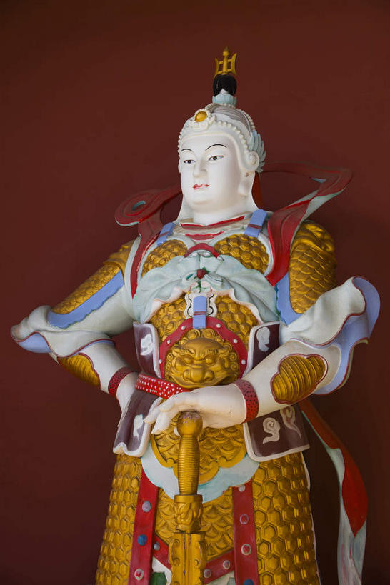 东方人,一个人,无人,寺庙,站,竖图,室外,白天,正面,旅游,度假,安全,竞争,名胜古迹,标志建筑,地标,建筑,雕塑,中国,亚洲,仅一个男性,仅一个人,一把,对抗,握,节日,遗迹,艺术,装饰,冲突,雕刻,雕像,盔甲,墙,防护,燃烧,拿,拿着,注视,黄种人,古迹,破坏,文化,文物,娱乐,建设,手叉腰,古建筑,墙壁,墙面,海南,仅一个年轻男性,一个,黄色,红色,香火,工艺品,庙宇,叉腰,观察,看,祈祷,站着,享受,休闲,健康,武器,旅游胜地,放松,战争,搭,握着,许愿,宗教,海南省,信仰,单个,观看,纪念,保护,祈求,美术,损坏,察看,剑,攻击,威胁,搭着,对立,关注,矛盾,兵器,主题,保险,防御,陈列,古文明,东亚,中华人民共和国,华南地区,铠甲,功能,美学,敌对,挫败,斗争,抗拒,抗衡,杀伤,威慑,防具,防卫,琼,短剑,百兵之君,短兵,单手叉腰,平安,危险,男人,男性,年轻男性,亚洲人,站立,半身,彩图,庙,寺,甲胄,博鳌,博鳌镇,琼东,琼海,琼海市,博鳌禅寺