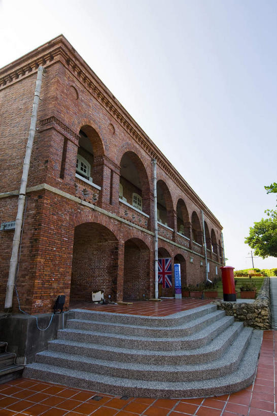 无人,家,竖图,室外,白天,仰视,旅游,度假,植物,楼梯,标志建筑,道路,地标,建筑,路,台湾,中国,亚洲,一排,许多,阴影,整齐,光线,影子,柱子,房屋,阶梯,屋子,云,云朵,拱门,小路,交通,很多,云彩,娱乐,建设,楼房,台阶,住宅,树,树木,排列,蓝色,绿色,白云,蓝天,天空,阳光,自然,天,享受,休闲,旅游胜地,放松,生长,晴朗,成长,队列,东亚,英国领事馆,高雄市,港澳台,中华人民共和国,台湾省,高雄,晴空,彩图,低角度拍摄,房子,鼓山区,打狗英国领事馆,台,前清打狗英国领事馆