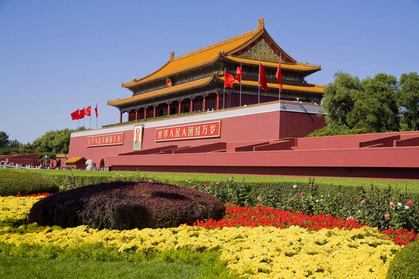 无人,天安门,宫殿,横图,室外,白天,仰视,旅游,度假,草地,草坪,花海,花圃,名胜古迹,植物,标志建筑,地标,建筑,旗帜,叶子,北京,天安门广场,中国,亚洲,一排,许多,阴影,遗迹,整齐,盛开,光线,标志,瓦片,文字,影子,字符,墙,屋顶,屋檐,褐色,首都,很多,花蕾,顶棚,古迹,文物,娱乐,标识,旗子,建设,古建筑,檐,墙壁,墙面,草,花,花瓣,花朵,花卉,鲜花,树,树木,排列,黄色,红色,蓝色,绿色,蓝天,天空,阳光,自然,花丛,花束,花田,天,花苞,花蕊,享受,休闲,汉字,旅游胜地,放松,生长,晴朗,成长,宫廷,队列,中文,古文明,东亚,万里无云,中华人民共和国,东城区,北京市,京,北平,华北地区,国文,华文,旌旗,旗号,天安门城楼,王宫,晴空,晴空万里,彩图,低角度拍摄,皇宫,承天门