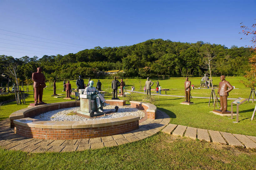 东方人,无人,站,坐,横图,室外,白天,正面,度假,草地,草坪,美景,植物,城市风光,城市,椅子,雕塑,台湾,中国,亚洲,一排,许多,阴影,服装,艺术,整齐,装饰,并列,并排,光线,雕刻,雕像,影子,木椅,景观,很多,许多人,黄种人,娱乐,草,树,树木,排列,衣服,蓝色,绿色,蓝天,天空,阳光,自然,工艺品,天,站着,一群人,享受,休闲,景色,放松,服饰,生长,晴朗,成长,纪念,美术,蒋介石,衣着,总统,穿着,队列,主题,平行,陈列,东亚,桃园县,万里无云,港澳台,中华人民共和国,功能,美学,台湾省,衣饰,男人,男性,中年男性,亚洲人,晴空,晴空万里,站立,坐着,彩图,全身,桃园,校长,台,委员长,志清,瑞元,蒋中正