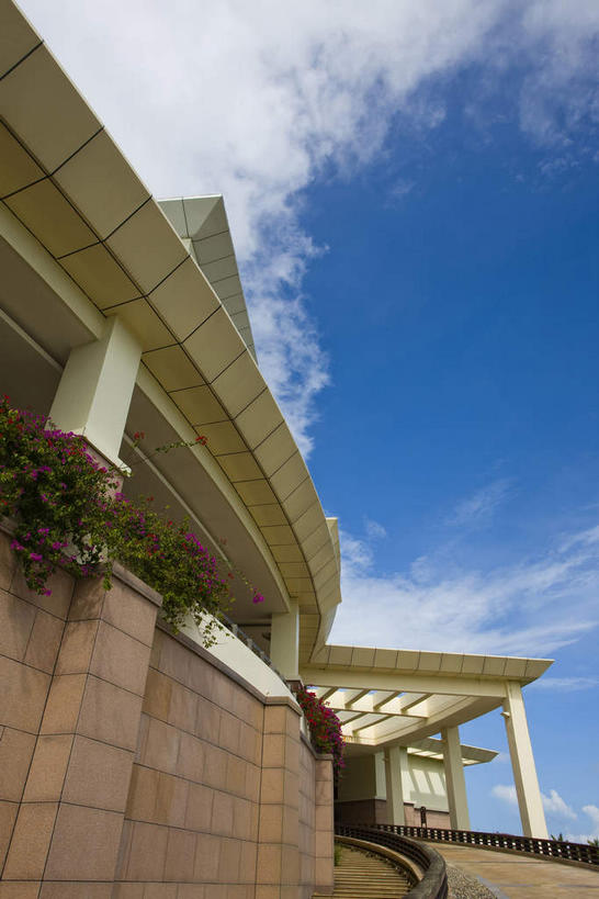 无人,宾馆,竖图,室外,白天,仰视,旅游,度假,草地,草坪,植物,标志建筑,地标,建筑,酒店,棕榈树,叶子,三亚,中国,亚洲,阴影,光线,瓦片,影子,屋檐,云,云朵,绿叶,云彩,娱乐,建设,檐,草,树,树木,海南,蓝色,绿色,白云,蓝天,天空,阳光,自然,天,享受,休闲,嫩叶,旅游胜地,放松,海南省,生长,晴朗,成长,酒家,旅社,东亚,棕榈叶,三亚湾,三亚市,中华人民共和国,华南地区,琼,叶,叶片,晴空,棕树,棕榈,彩图,低角度拍摄,客店,客栈,旅店,旅馆,三亚湾度假区,商旅,三亚亚太国际会议中心,亚太国际会议中心