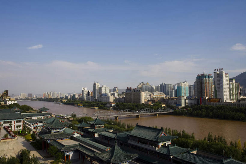 无人,家,横图,俯视,航拍,室外,白天,旅游,度假,河流,水,植物,标志建筑,大桥,地标,建筑,桥梁,中国,亚洲,阴影,光线,瓦片,影子,房屋,屋顶,屋檐,屋子,河水,水流,云,云朵,桥,云彩,顶棚,娱乐,建设,楼房,铁桥,檐,拱桥,住宅,树,树木,蓝色,绿色,白云,蓝天,天空,阳光,自然,天,享受,休闲,旅游胜地,放松,生长,晴朗,成长,悬索桥,鸟瞰,东亚,甘肃,甘肃省,桁架拱桥,中华人民共和国,省会,西北地区,兰州,兰州市,甘,晴空,彩图,高角度拍摄,房子,黄河铁桥,兰州黄河铁桥,兰州中山桥,天下黄河第一桥,中山桥