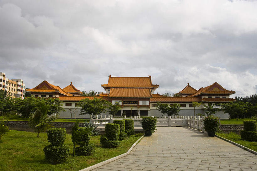 无人,横图,室外,白天,正面,旅游,度假,草地,草坪,名胜古迹,植物,标志建筑,道路,地标,建筑,路,中国,亚洲,遗迹,瓦片,屋顶,屋檐,乌云,云,阴天,云朵,小路,褐色,交通,云彩,顶棚,古迹,文物,娱乐,建设,古建筑,檐,草,树,树木,海南,绿色,天空,自然,天,享受,休闲,旅游胜地,放松,祠堂,海南省,生长,成长,昏暗,阴沉,祠庙,古文明,东亚,中华人民共和国,华南地区,省会,海口,海口市,琼,彩图,琼山,琼山区,琼台福地,五公祠