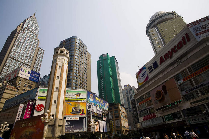 无人,家,高楼大厦,商店,横图,室外,白天,仰视,购物,旅游,度假,消费,窗户,落地窗,标志建筑,超市,大厦,地标,建筑,摩天大楼,商场,重庆,中国,亚洲,一排,许多,阴影,整齐,并列,并排,光线,影子,房屋,屋子,很多,娱乐,建设,楼房,玻璃窗,住宅,排列,蓝色,蓝天,天空,阳光,天,享受,休闲,旅游胜地,放松,金融,百货,晴朗,队列,平行,选购,玻璃幕墙,贸易,百货公司,东亚,万里无云,渝中区,中华人民共和国,西南地区,血拼,重庆市,渝,晴空,晴空万里,彩图,低角度拍摄,房子,大楼,高层建筑,高楼,购物商场,购物中心,摩天楼,商业中心,解放碑步行街