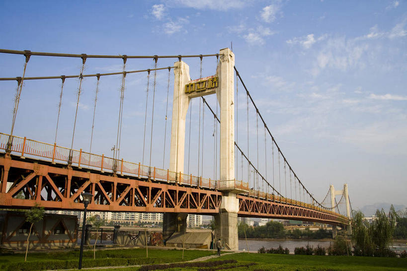 无人,栏杆,横图,室外,白天,仰视,度假,河流,美景,树林,水,植物,城市风光,城市,大桥,桥梁,中国,亚洲,阴影,光线,影子,河水,景观,水流,云,云朵,围栏,桥,云彩,娱乐,护栏,树,树木,蓝色,绿色,白云,蓝天,天空,阳光,自然,天,享受,休闲,景色,放松,生长,晴朗,成长,东亚,甘肃,甘肃省,跨线桥,中华人民共和国,省会,西北地区,兰州,兰州市,甘,晴空,彩图,低角度拍摄,处女桥,中立桥