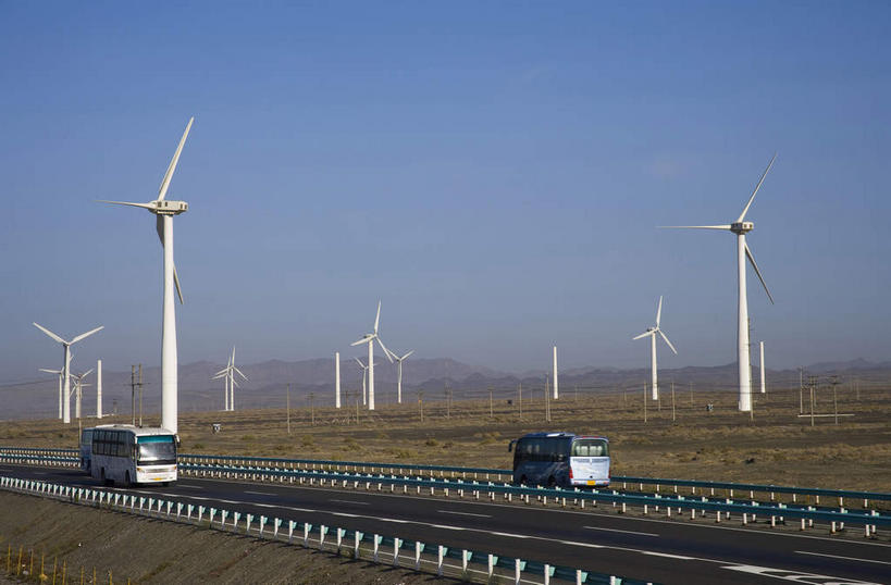 无人,工厂,栏杆,横图,室外,白天,正面,旅游,度假,农业,风能,技术,风力发电机,美景,植物,道路,路,公路,公共汽车,风车,中国,亚洲,两辆,许多,阴影,环保,枯萎,电力,光线,科学,影子,景观,围栏,分界线,巴士,枯草,停车线,公交车,交通,很多,娱乐,设备,护栏,车,草,黄色,蓝色,白色,蓝天,天空,阳光,自然,交通工具,天,享受,休闲,发电,机械,发电厂,发电站,景色,放松,工业,能源,晴朗,车行道,车行道分界线,回收,资源,风力机,自然风光,载具,标线,能量,利用,低碳,东亚,循环,车行线,乌鲁木齐,新疆,万里无云,首府,中华人民共和国,乌鲁木齐市,新疆维吾尔自治区,西北地区,持续,风力发电,风力涡轮机,晴空,晴空万里,马路,彩图,制造厂,生产工厂,新,风电厂,风力发电厂,达坂城,达坂城区